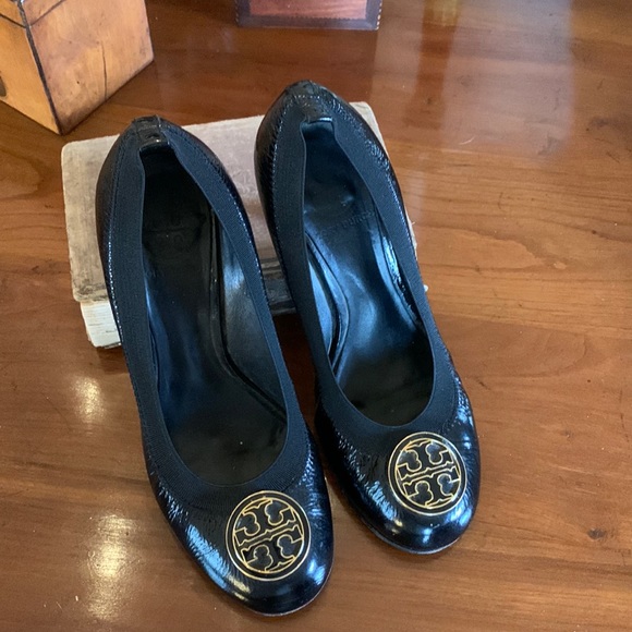 TORY BURCH Caroline Pumps Black Patent Leather Size 6.5 Classic Heels Go… - Picture 2 of 11